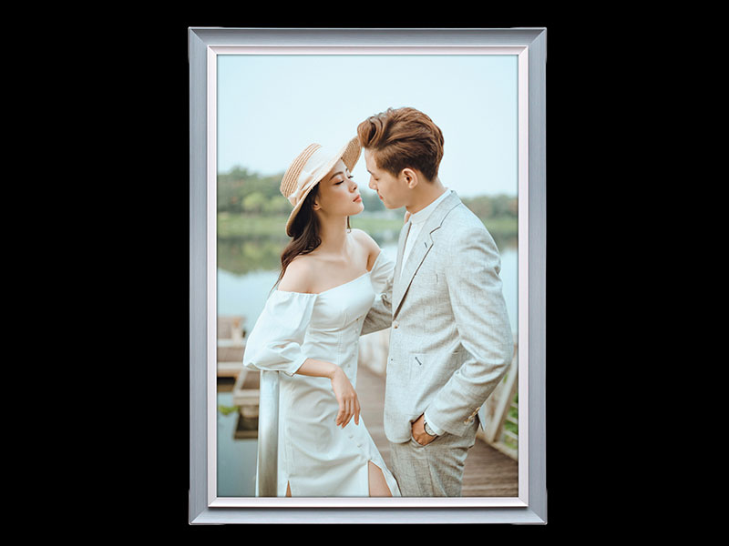 In ảnh mica: Với công nghệ in ảnh mica tiên tiến, bức ảnh cưới của bạn sẽ trở nên sống động và lấp lánh hơn bao giờ hết. Chất lượng in ấn của chúng tôi được đảm bảo chất lượng và giao hàng nhanh chóng, giúp bạn lưu giữ những khoảnh khắc đẹp và đáng nhớ của đám cưới mãi mãi.
