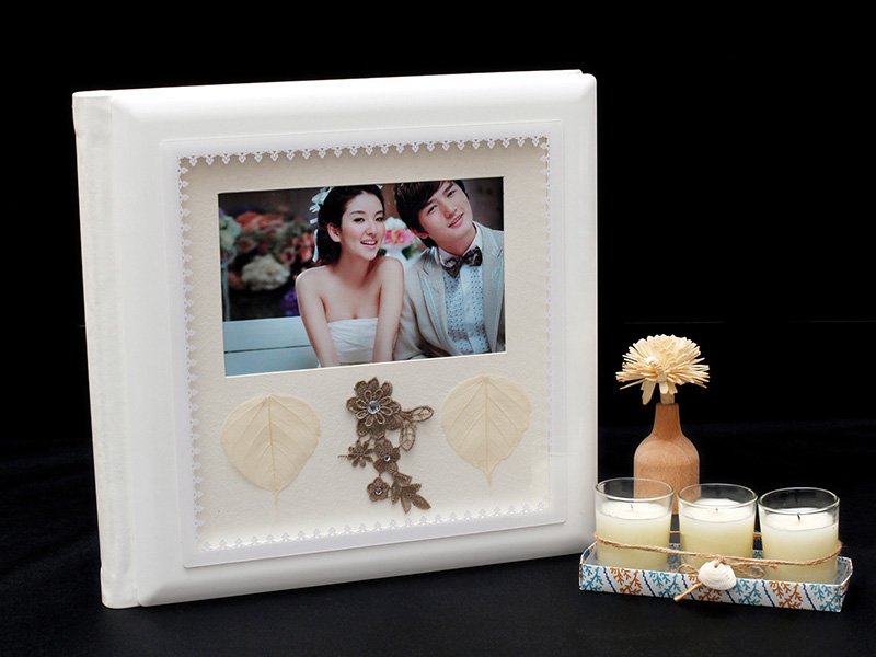 Một dáng chụp ảnh cưới đẹp sẽ trở nên hoàn hảo hơn với khung ảnh phù hợp. Hãy chọn cho mình một khung ảnh phù hợp để phô diễn chân dung và tình yêu của cặp đôi trong những khoảnh khắc đáng nhớ.
