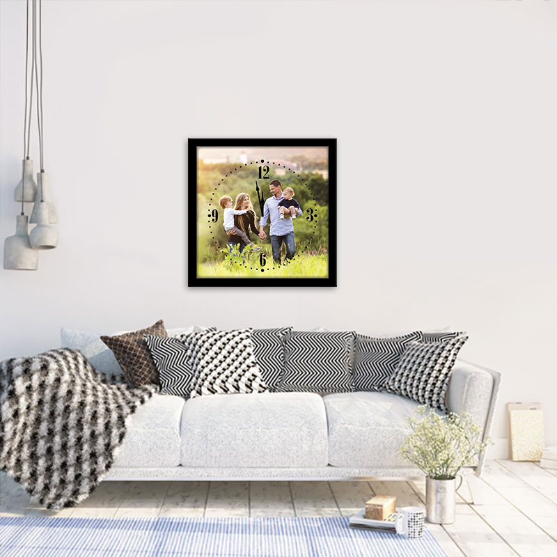 Treo ảnh gia đình: Bạn muốn giữ kỷ niệm gia đình lâu dài? Hãy treo ảnh gia đình của bạn lên tường để gợi nhớ những kỉ niệm đáng nhớ của gia đình bạn. Một bức ảnh đầy cảm xúc sẽ giúp bạn giữ chặt tình thân của gia đình trong lòng.