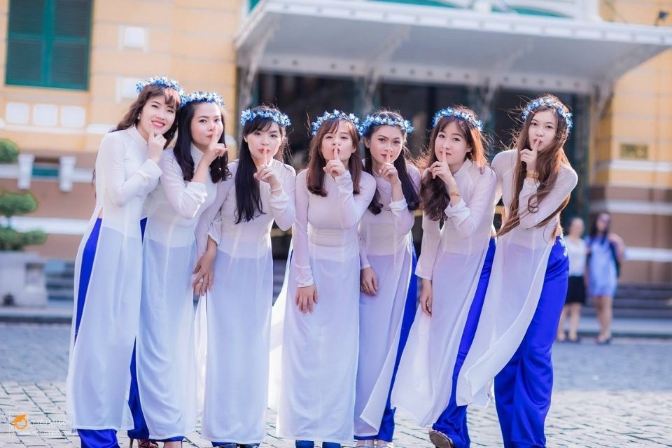 Các bạn nữ nên chọn những bộ áo dài thướt tha, vừa tôn lên vẻ đẹp của cơ thể vừa thể hiện phẩm chất người phụ nữ Việt Nam