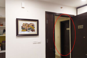 treo ảnh cưới đối diện cửa ra vào