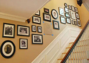 khung ảnh treo tường cầu thang